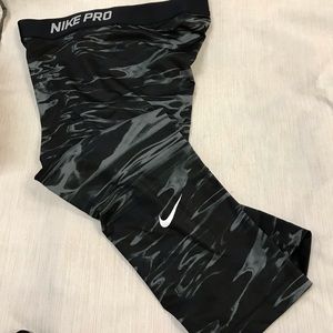 Nike pro crop pants